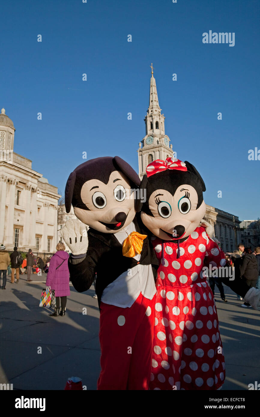 Minnie Mouse, Mickey Mouse (Disney) ein Geschenk anzubieten style  Weihnachtsschmuck mit einem schneereichen Winter Hintergrund  Stockfotografie - Alamy