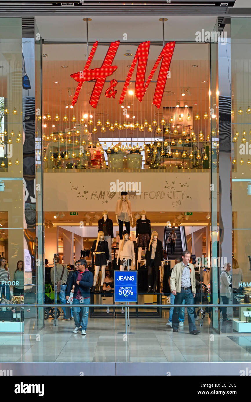 H&m logo shop hi-res stock photography and images - Alamy