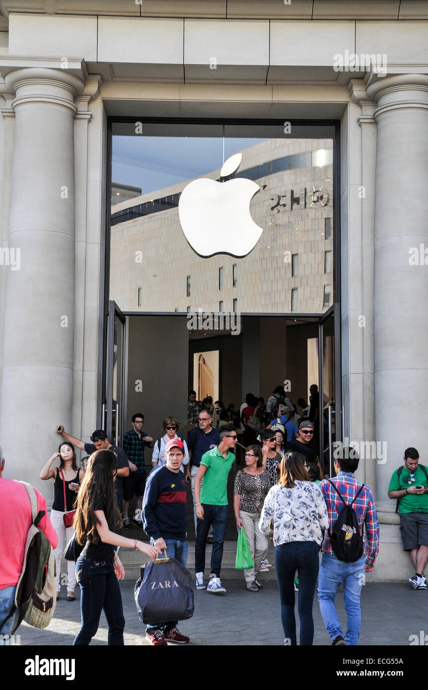 Apple Store, Barcelona, Spain Stock Photo Alamy