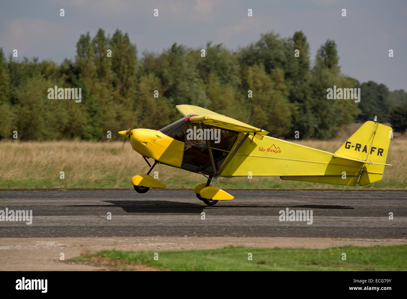 Skyranger J2-2 (1) G-RAFR lifting-off from runway at Sturgate Airfield Stock Photo