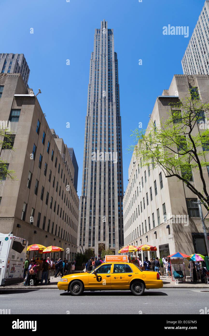 The GE Building (sometimes called by its address, 30 Rockefeller Plaza) Muidtown Manhattan, New York Stock Photo