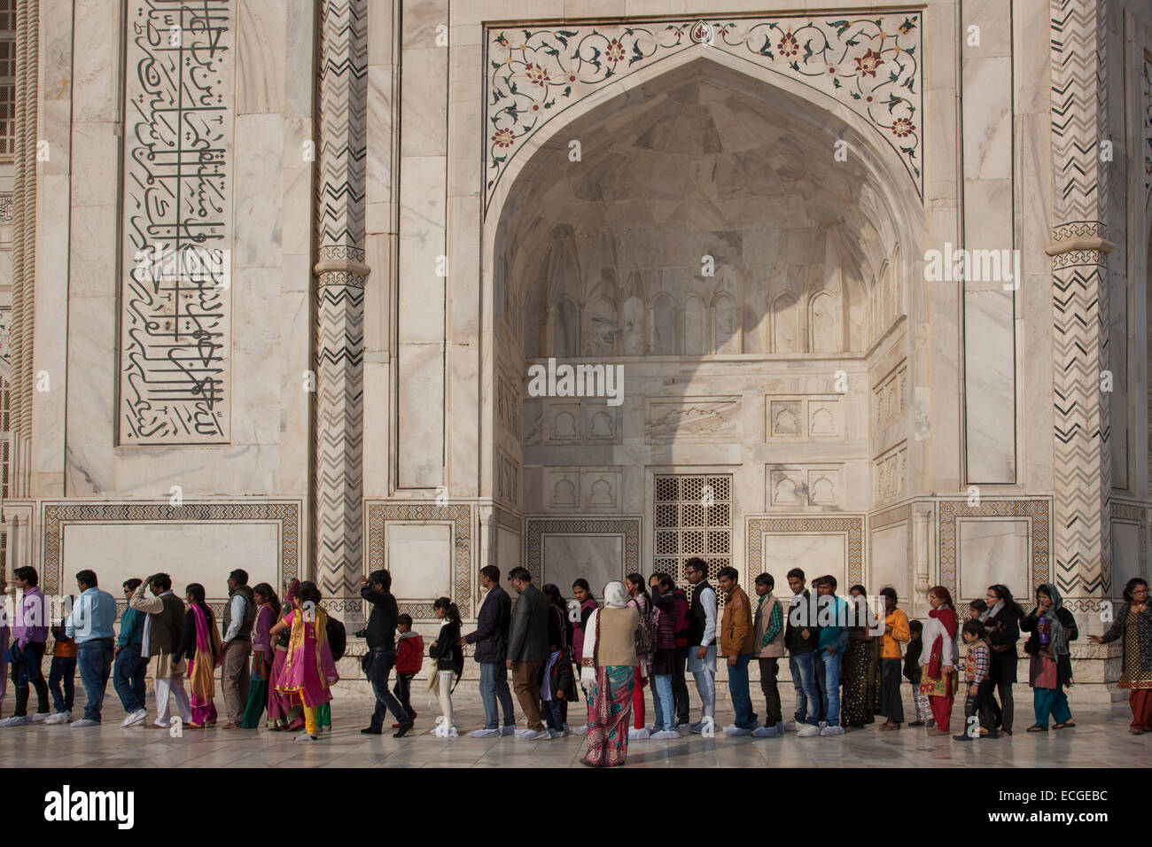 tourists queuing at the Taj Mahal, Agra, India Stock Photo - Alamy