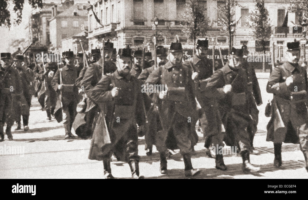 Belgian infantry on the march from Brussels to Louvain during WWI. Stock Photo