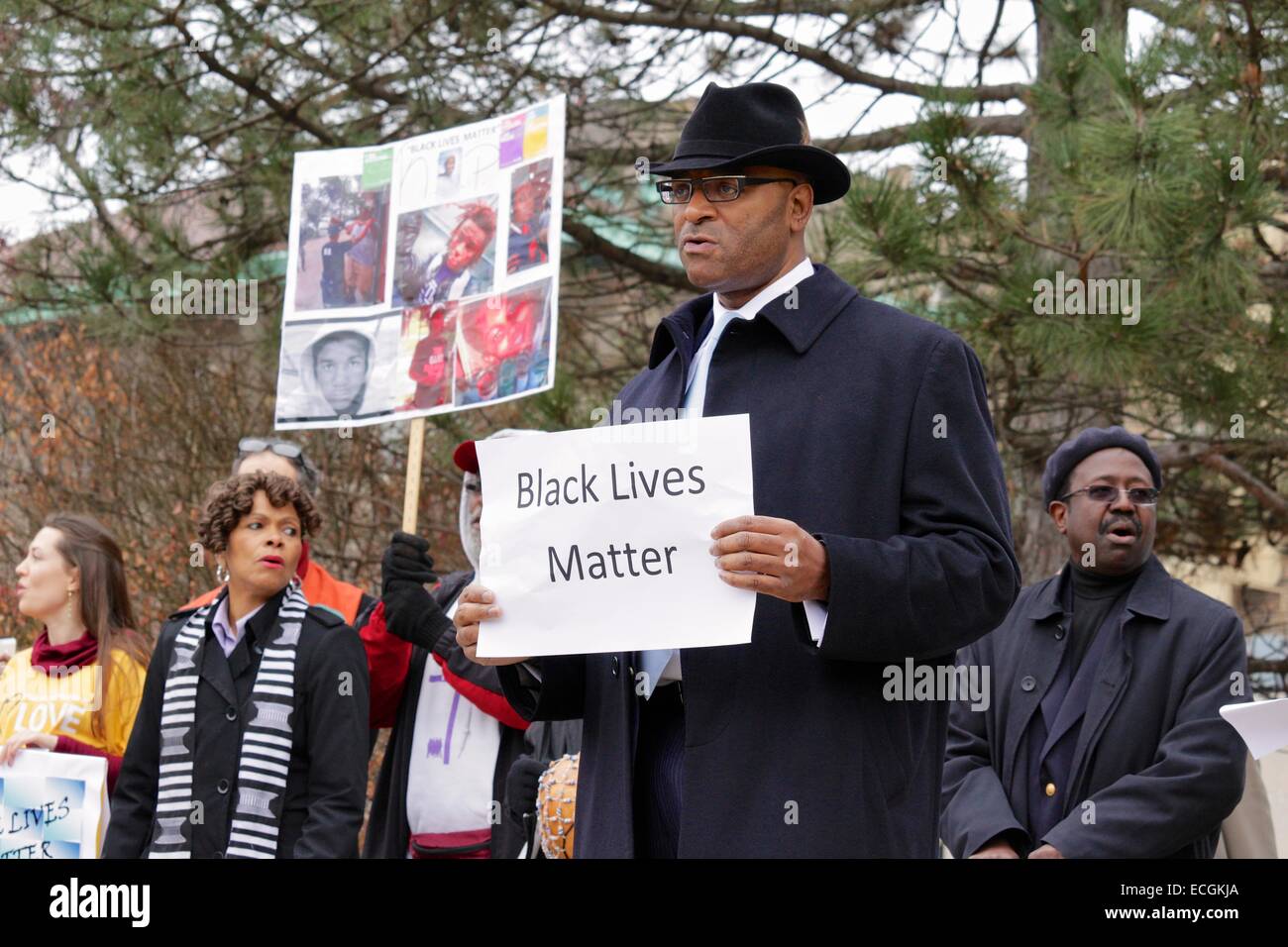 Oak Park, Illinois USA. 14 December 2014. Cook County Commissioner Richard Boykin holds a 'Black Lives Matter' sign at a rally in Scoville Park protesting recent police killings of black men and boys. Credit:  Todd Bannor/Alamy Live News Stock Photo