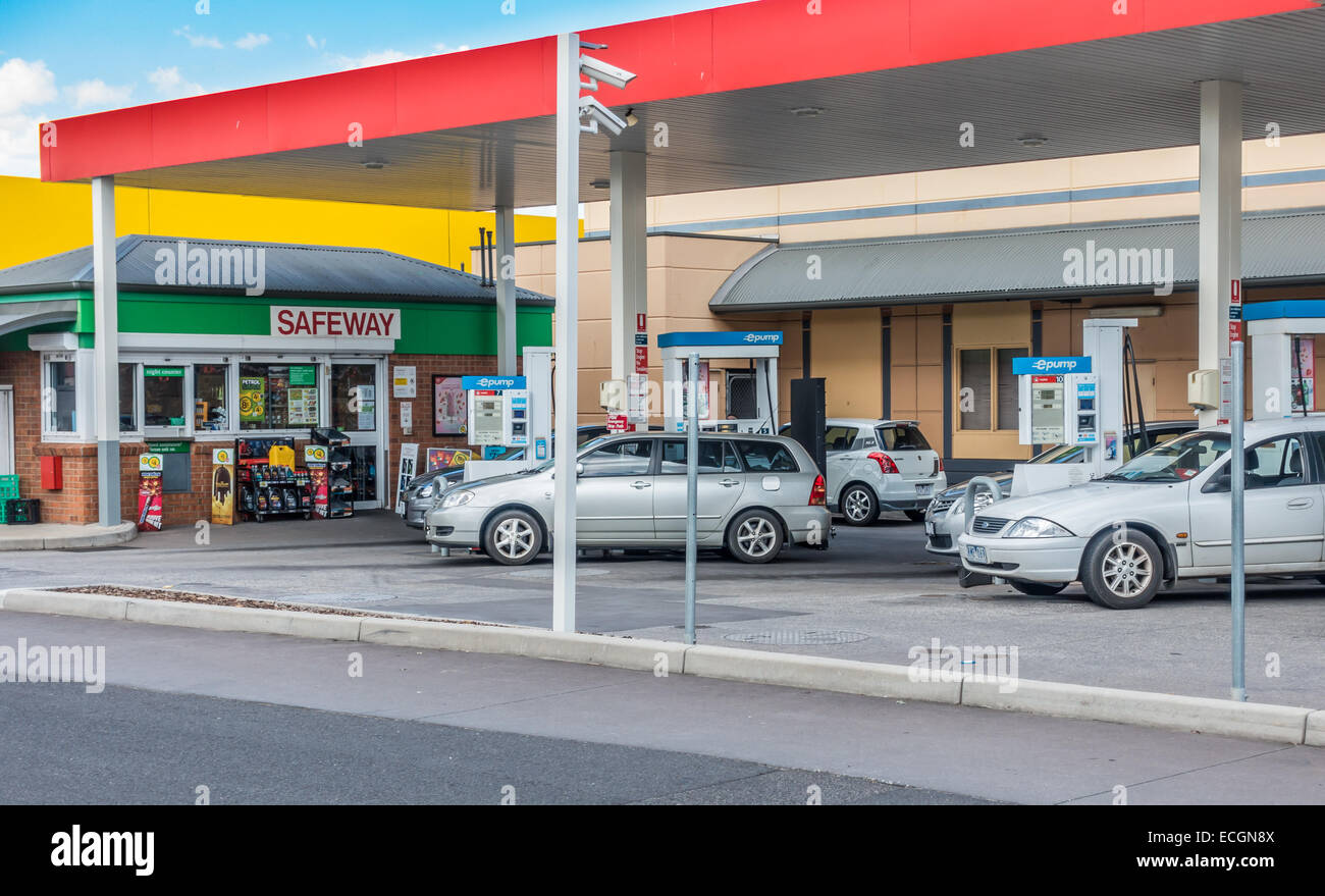 Cars being fueled at a Caltex / Woolworths (Safeway) branded service Stock Photo 76585290 Alamy