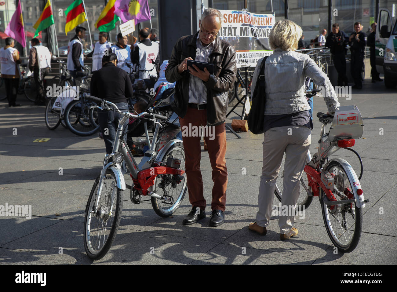 man woman bike tourist berlin Stock Photo
