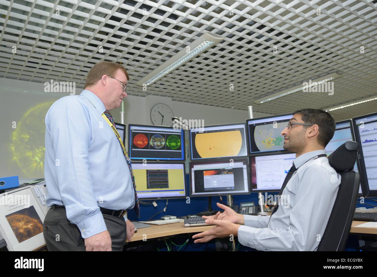 UK Met Office -  Mark Seltzer, Senior Operations Meterologist in the Space Weather Centre, with sun spot on Screens behind, talk Stock Photo