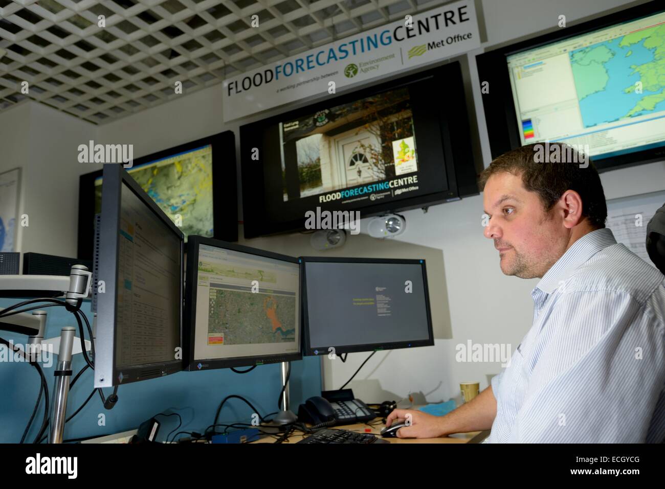 UK Met Office  - Staff working at the joint Environment Agency / Met Office Flood Forecasting Centre Stock Photo