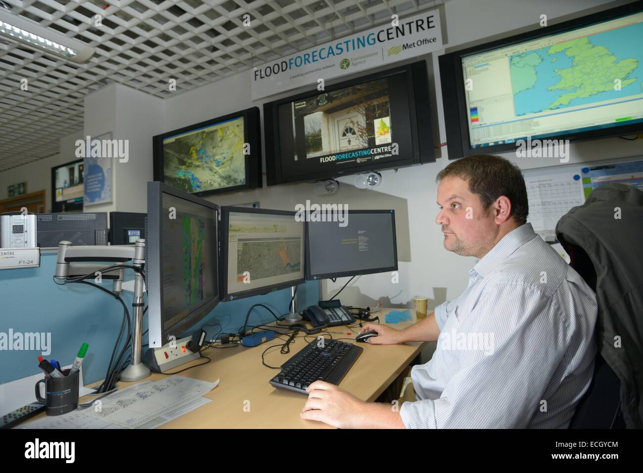 UK Met Office  - Staff working at the joint Environment Agency / Met Office Flood Forecasting Centre Stock Photo