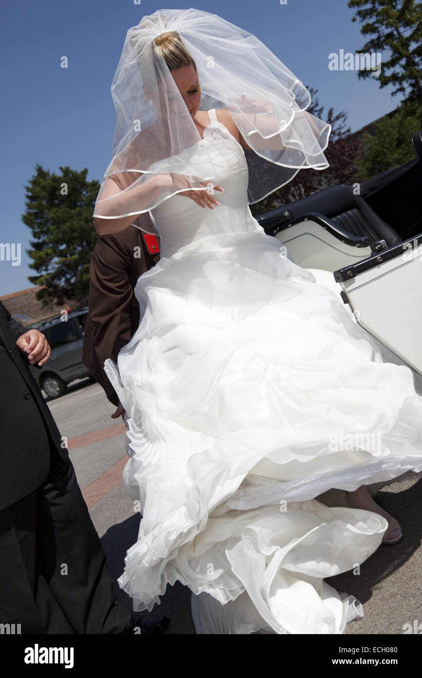 bride leaving car Stock Photo