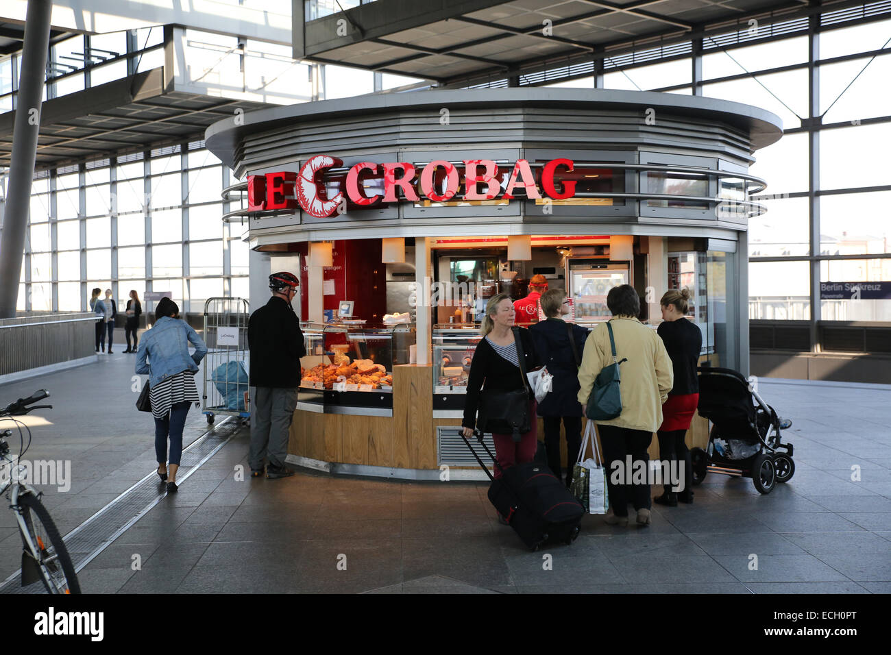 train station snack food stand Stock Photo Alamy