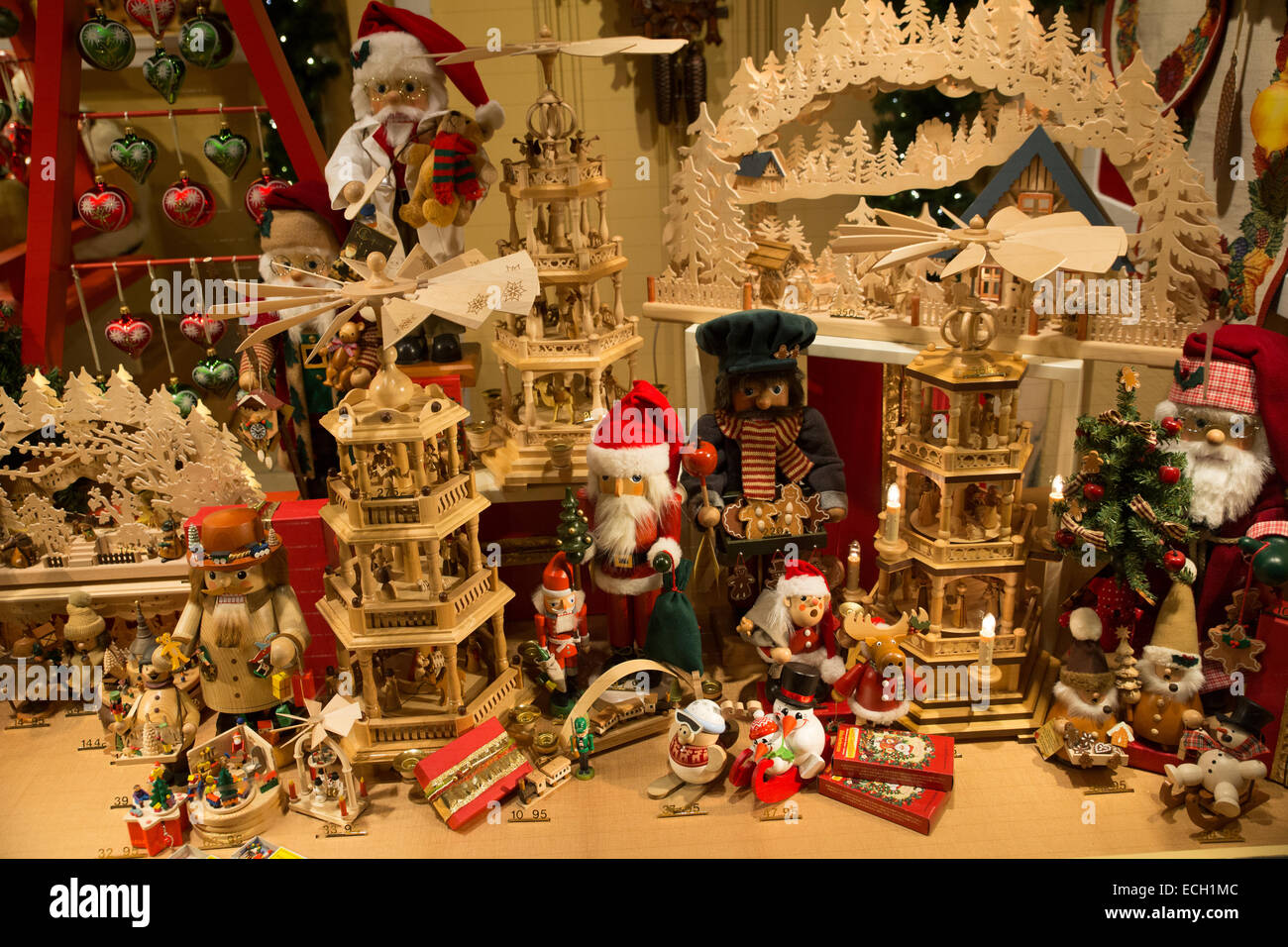 Goudeneeuw: The vanishing art of department store Christmas windows