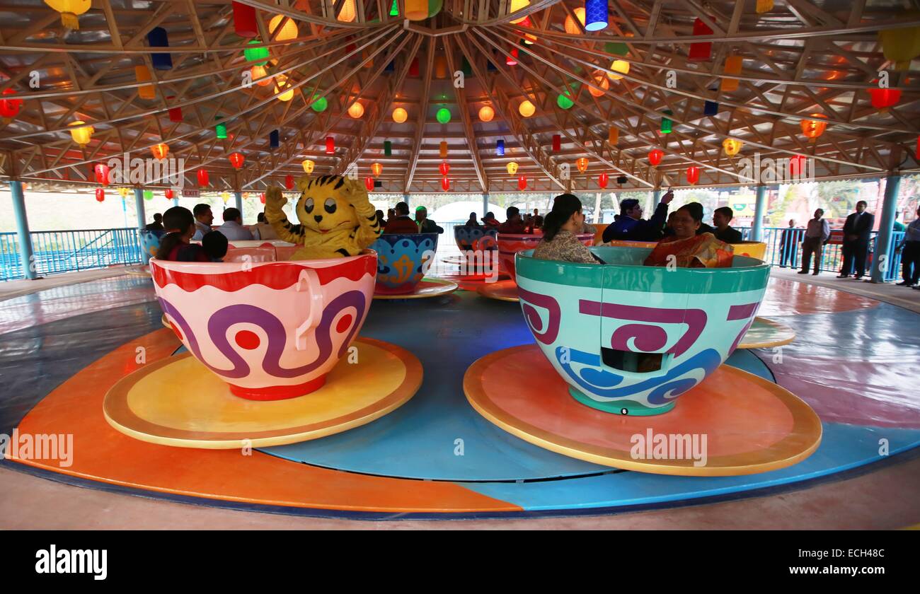 Crazy Tea Party Ride being started at Nicco Park in Kolkata. Children with  their parents enjoy the "Crazy Tea Party Ride" that started at Nicco Park  in Kolkata. © Bhaskar Mallick/Pacific Press/Alamy