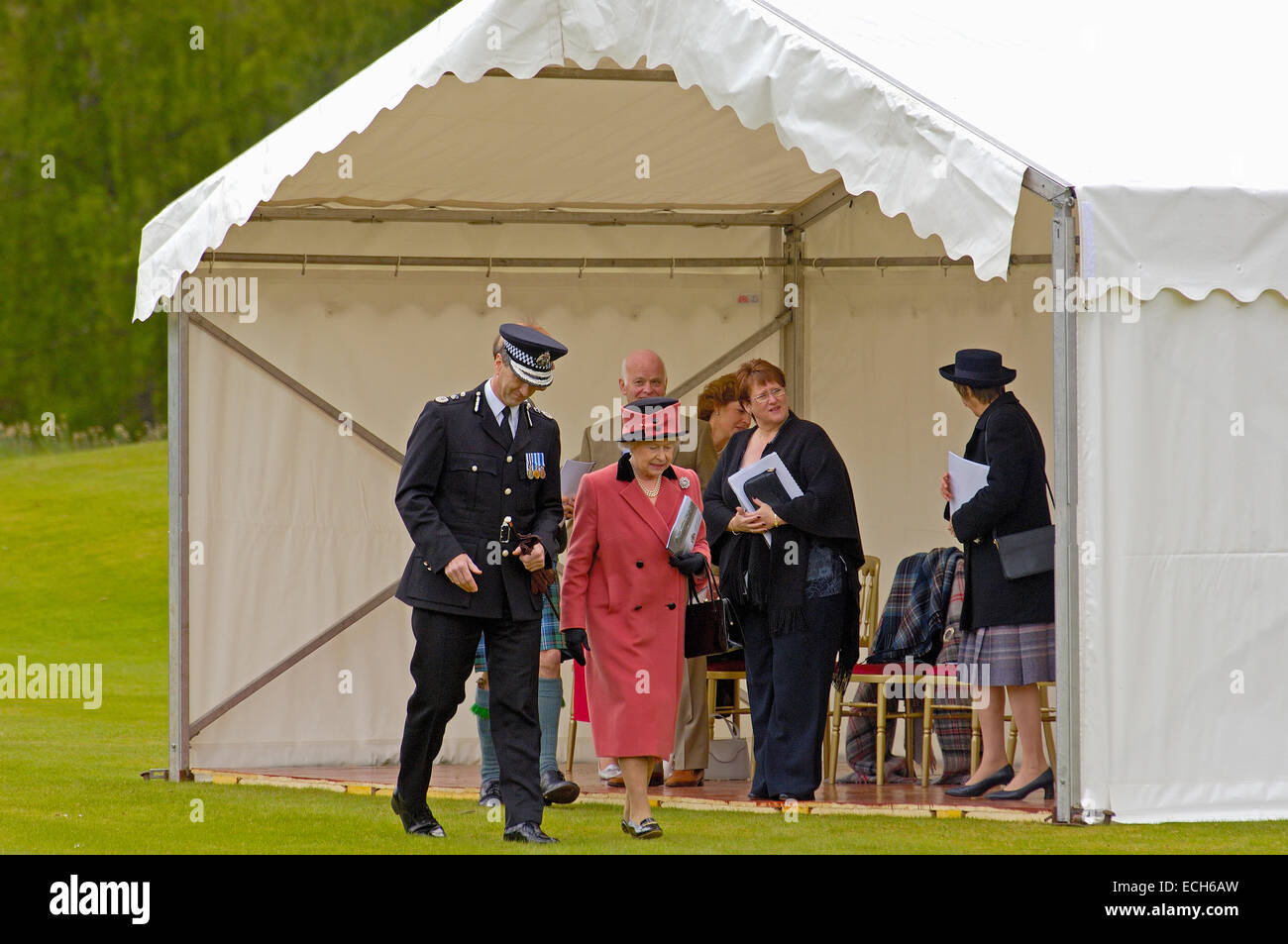 Queen elizabeth ii at balmoral castle hires stock photography and