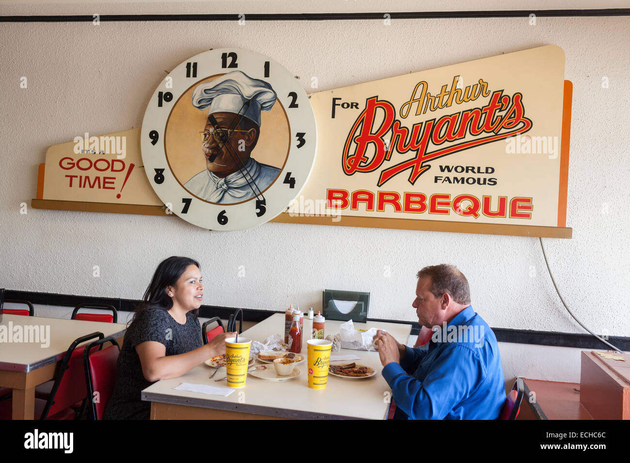 Couple enjoys a lunch of barbeque at Arthur Bryant's in Kansas City, Missouri, USA. Stock Photo