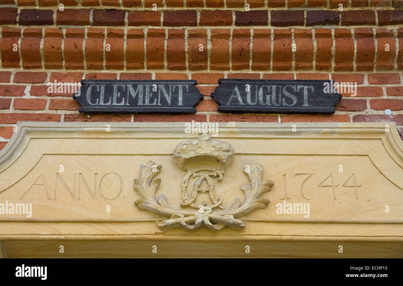 Europa, Deutschland, Niedersachsen, Soegel, Jagdschloss Clemenswerth, Inschrift ueber dem Eingang zu einem Zirkelpavillon Stock Photo