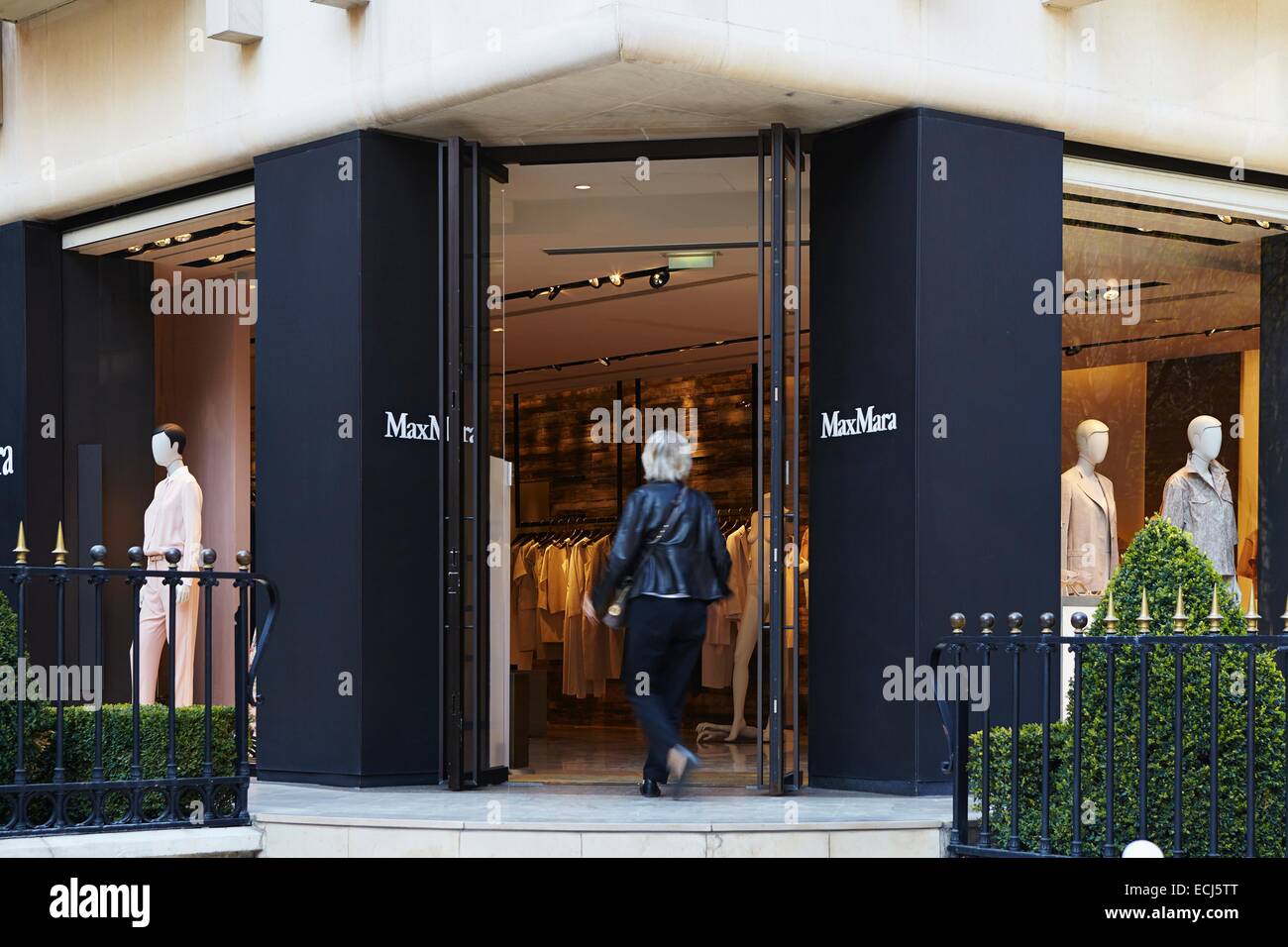 France, Paris, Luxury shops on Montaigne Avenue, Max Mara Stock Photo -  Alamy