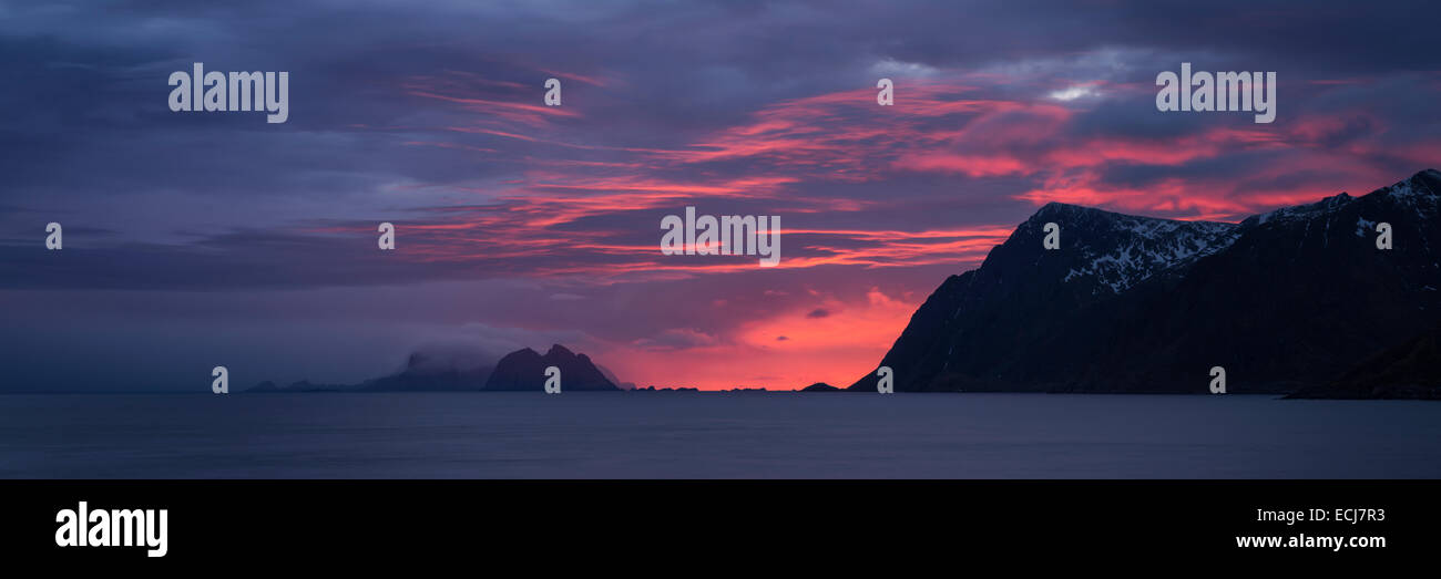Pink clouds at sunset over VÊr¯y islands from near ≈ I Lofoten, Moskenes¯y, Lofoten Islands, Norway Stock Photo