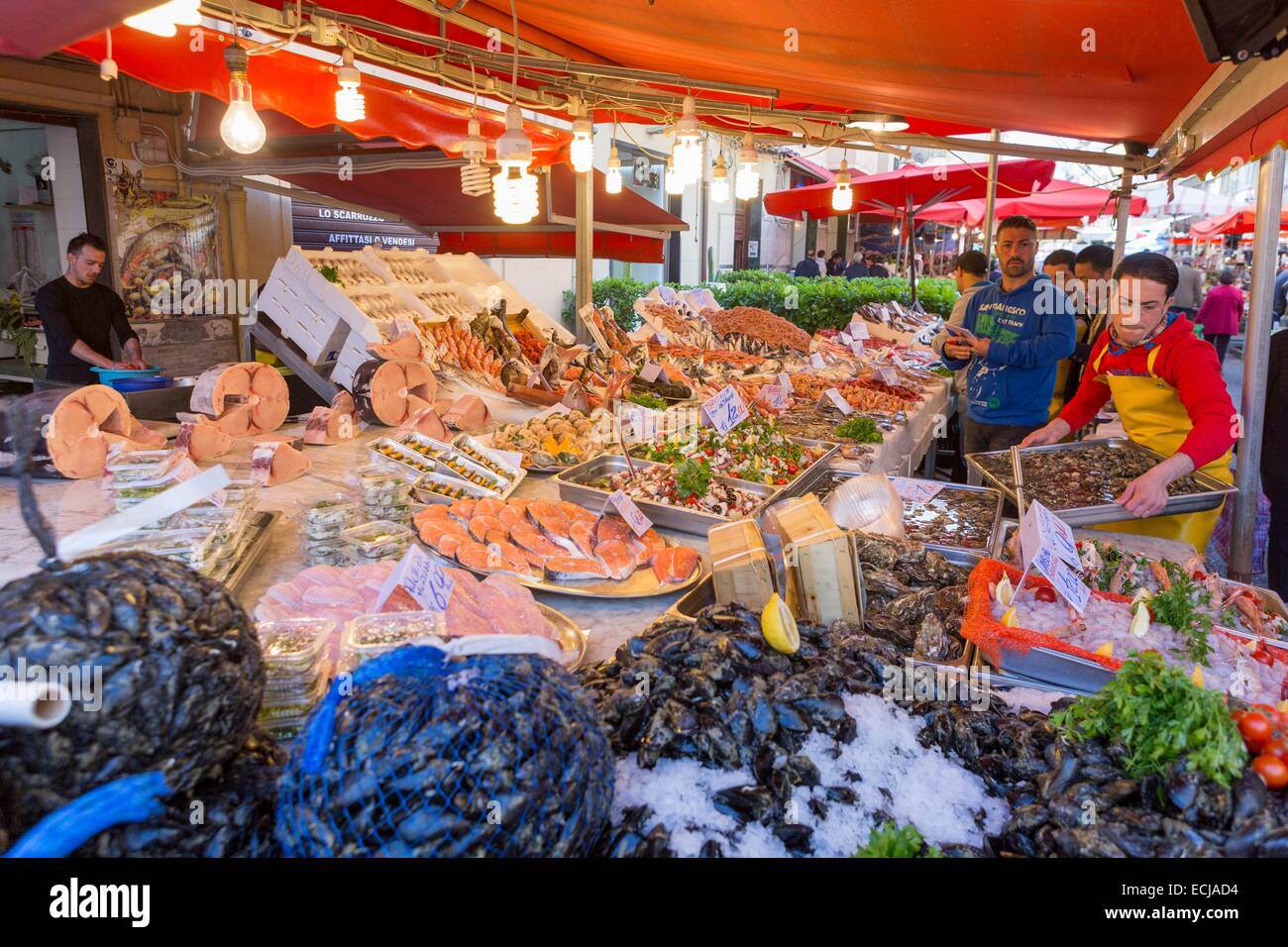 Italy, Sicily, Palermo, Ballaro market, sellers of fish and shellfish Stock Photo