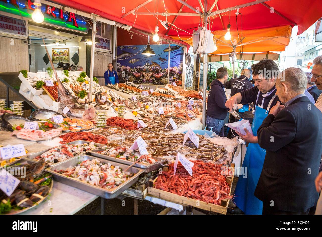 Italy, Sicily, Palermo, Ballaro market, sellers of fish and shellfish Stock Photo