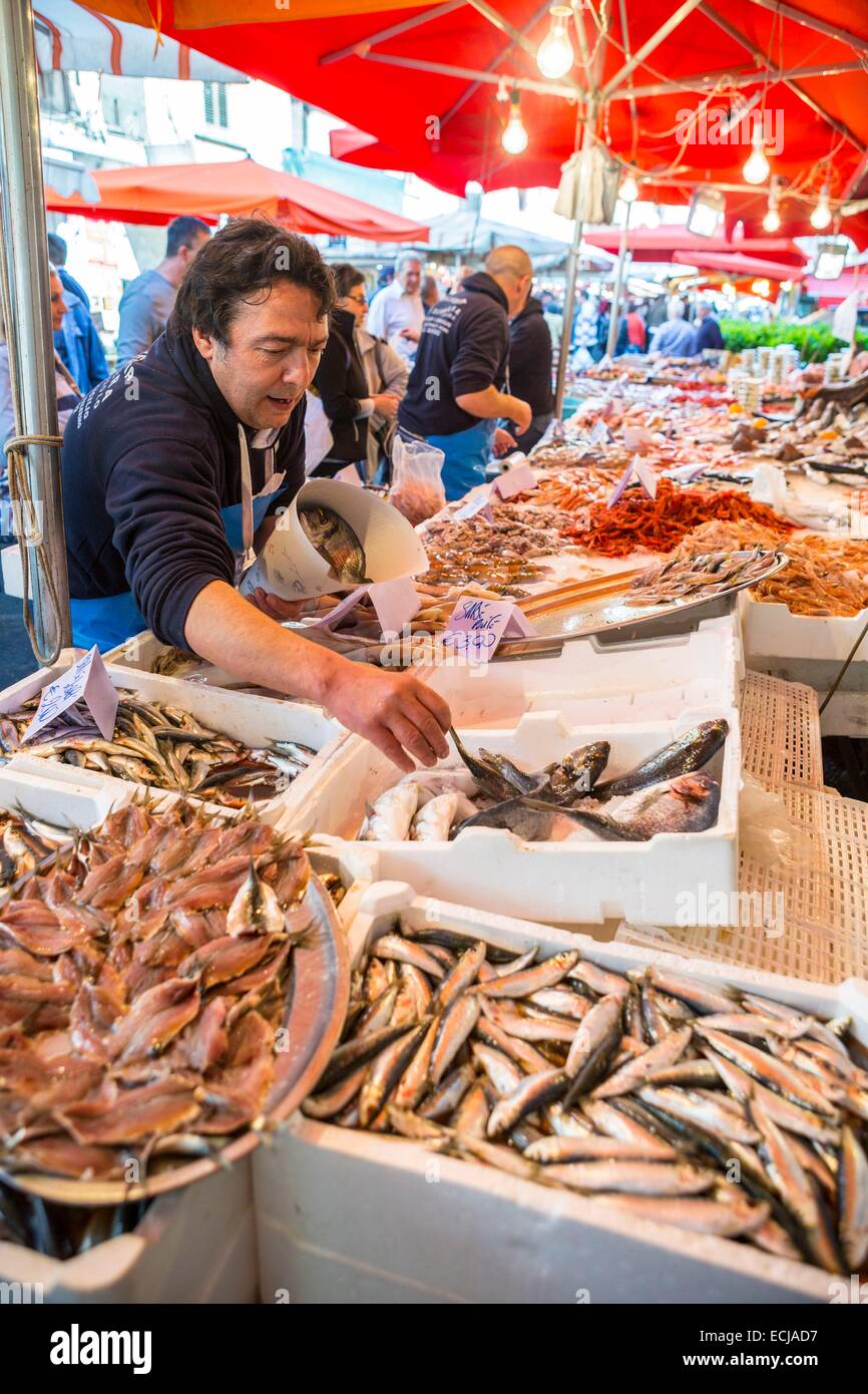 Italy, Sicily, Palermo, Ballaro market, sellers of fish and shellfish Stock Photo