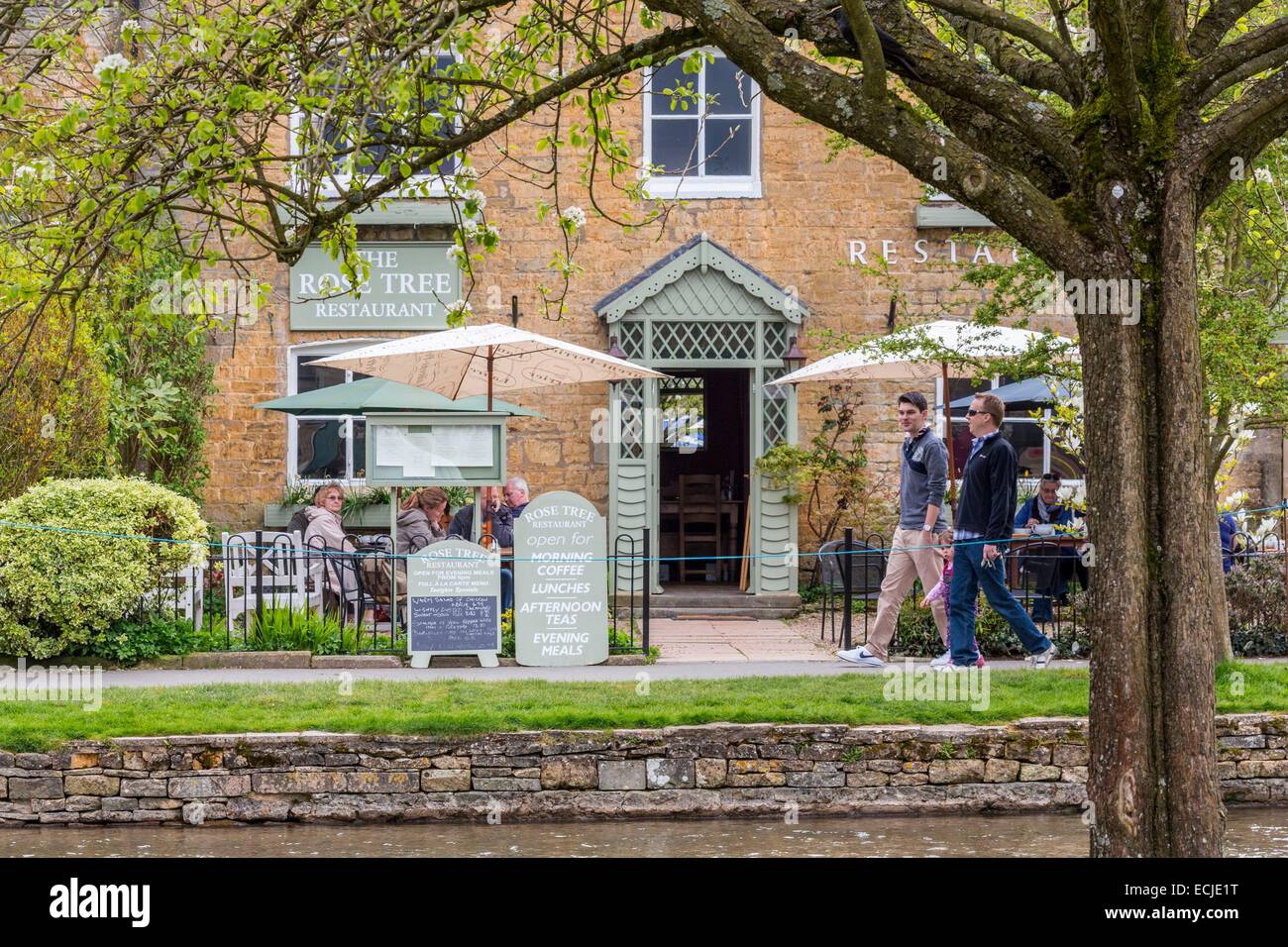 United Kingdom, Gloucestershire, Cotswold district, Cotswolds region, Bourton on the Hill nicknamed the Venice of the Cotswolds, The Rose Tree restaurant at the edge of the River Windrush Stock Photo