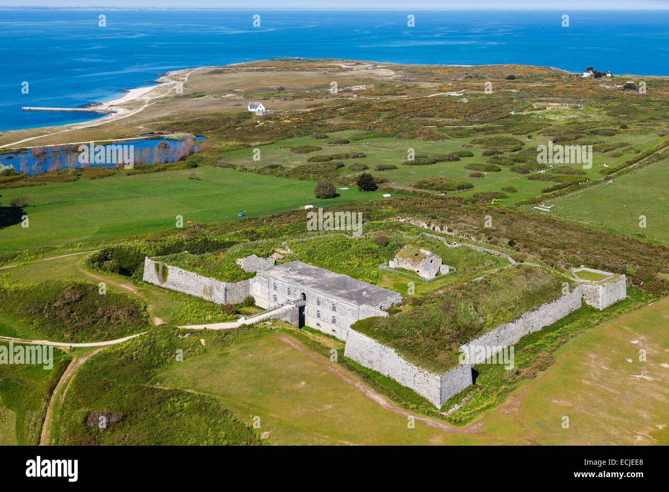 France, Morbihan, Hoedic island, Louis Philippe fort and pointe de Beg Lagad (aerial view) Stock Photo
