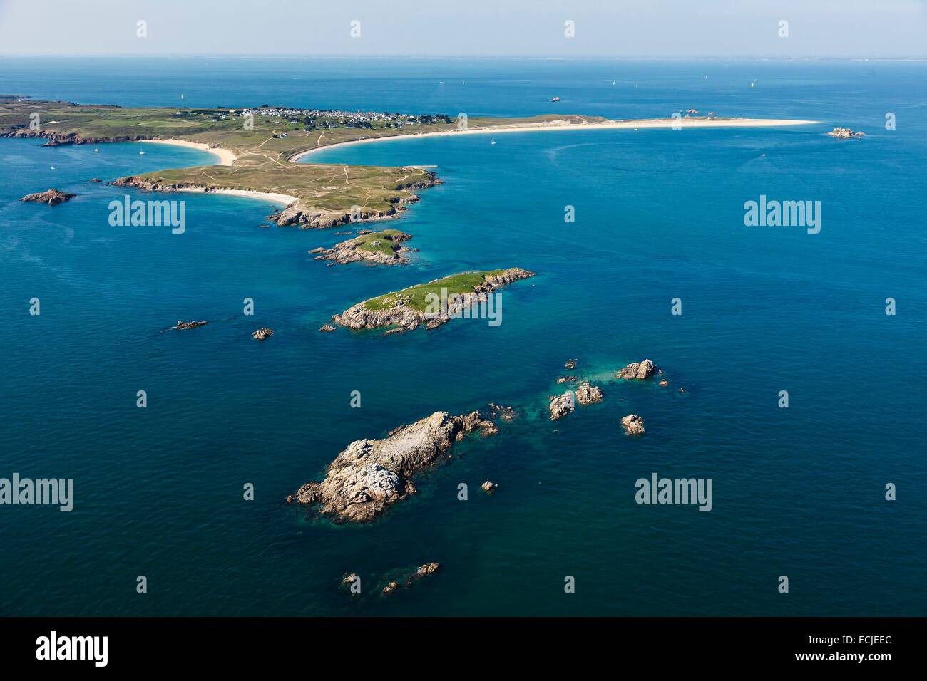 France, Morbihan, Houat island, Chubeguez Vraz and Beg Pell, Beg Cre∩z, Beg Tost islands (aerial view) Stock Photo