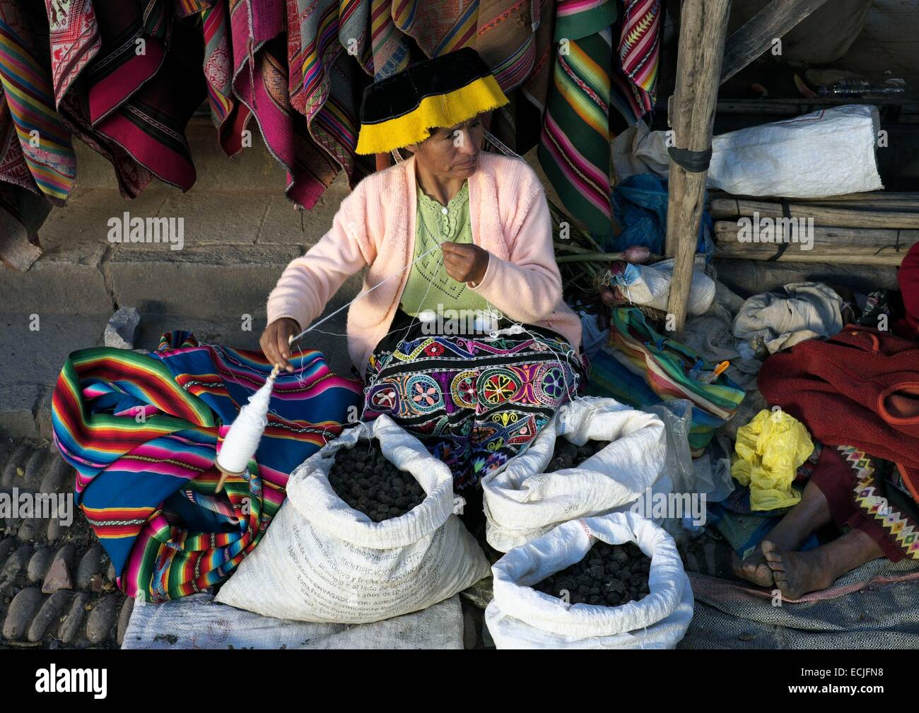 Peru, Cuzco province, Pisac, woman spinning wool alpaca at the Sunday market Stock Photo