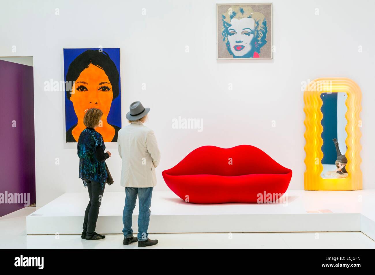 Sweden, Stockholm island of Skeppsholmen, Moderna Museet opened in 1958, Pop Art Design exhibition, paintings by Andy Warhol (Marilyn Monroe) and Elaine Sturtevant with a sofa Bocca (1970) Studio 65 and a mirror Ettore Sottsass Stock Photo