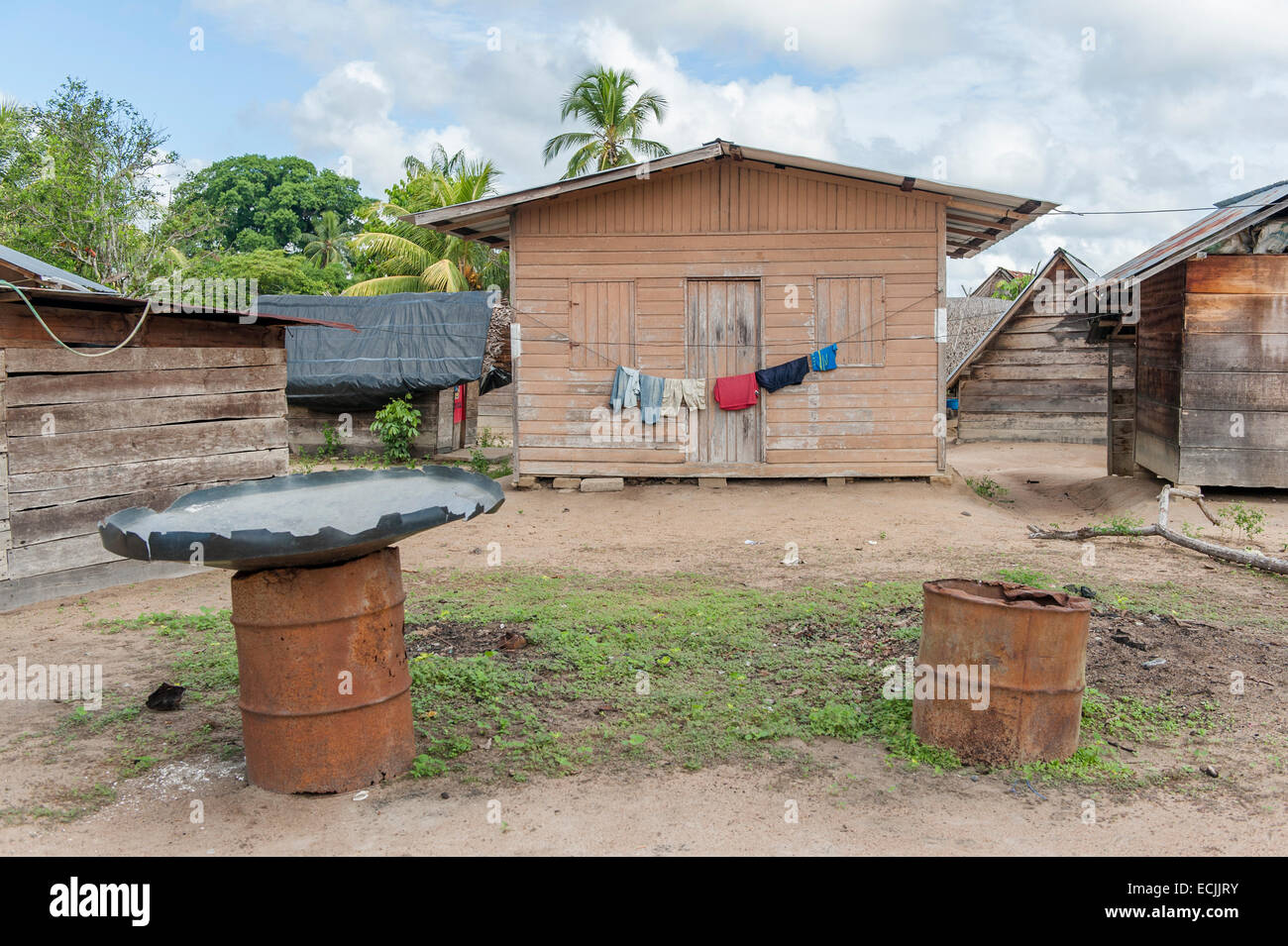 Traditional wooden hut with washing on a string at the Maroon village of Pikin Slee, Upper Suriname Stock Photo