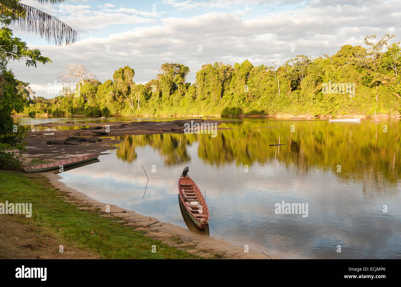 River canoe moored at the banks of Suriname River at Danpaati Lodge, Upper Suriname Stock Photo