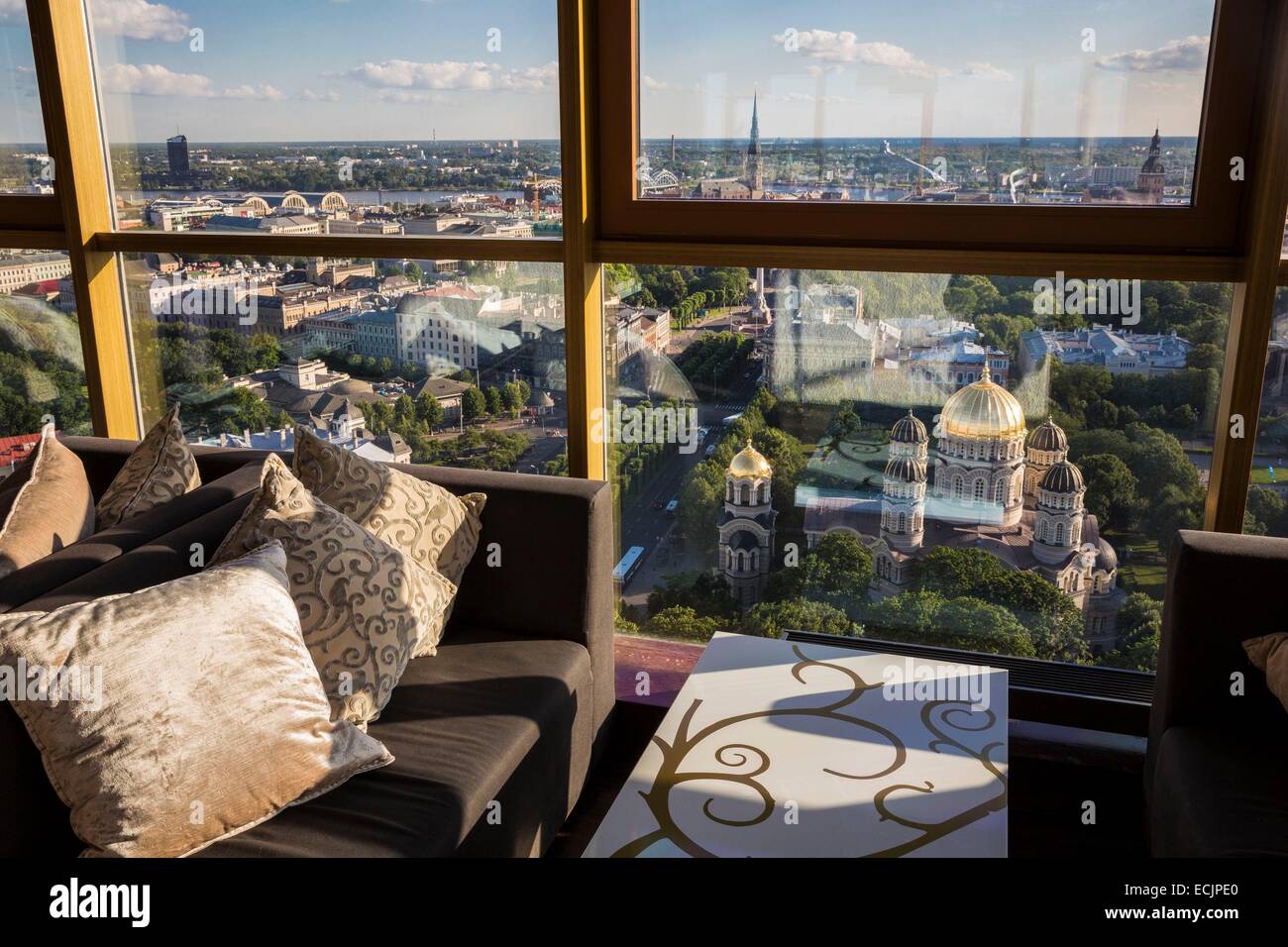 Lettonie (Pays Baltes), Riga, capitale européenne de la culture 2014, centre historique classé Patrimoine Mondial de l'UNESCO, bar restaurant Skyline au sommet de la tour du Radisson Blu avec vue sur la cathédrale orthodoxe Stock Photo