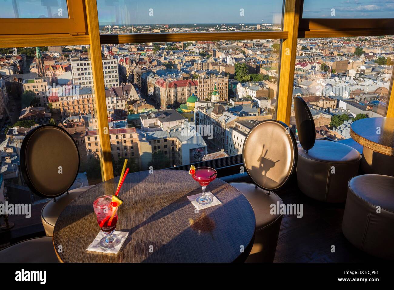 Lettonie (Pays Baltes), Riga, capitale européenne de la culture 2014, centre historique classé Patrimoine Mondial de l'UNESCO, bar restaurant Skyline au sommet de la tour du Radisson Blu Stock Photo
