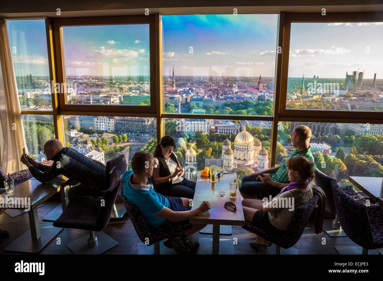 Lettonie (Pays Baltes), Riga, capitale européenne de la culture 2014, centre historique classé Patrimoine Mondial de l'UNESCO, bar restaurant Skyline au sommet de la tour du Radisson Blu avec vue sur la cathédrale orthodoxe Stock Photo