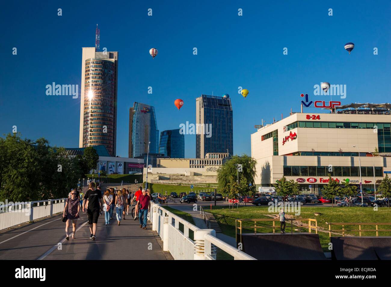 Lithuania (Baltic States), Vilnius, the new town and the shopping mall since the White Bridge over the Neris Stock Photo