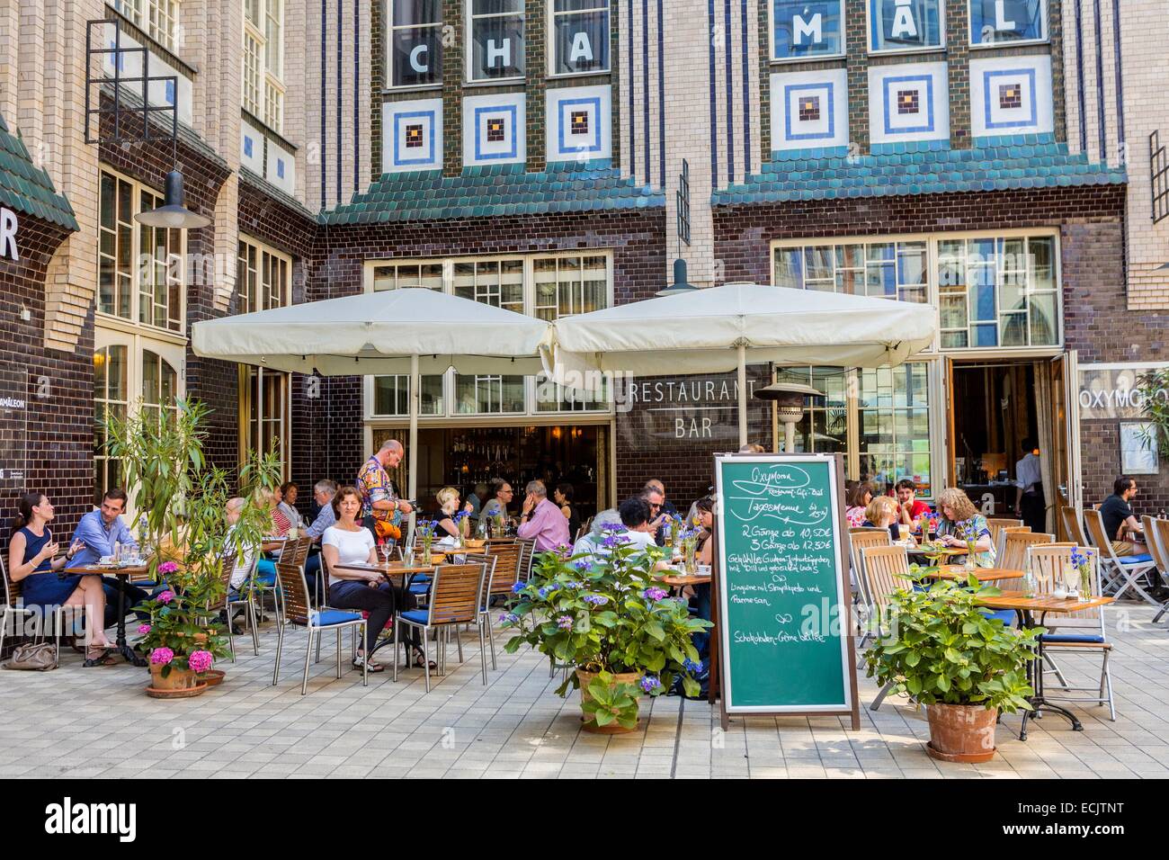 Germany, Berlin, East Berlin, Scheunenviertel district, Hackescher Höfe, first courtyard (HOF 1) designed in the Art Nouveau style by the German artist August Endel 1907 Oxymoron bar with Chamäleon Theater above Stock Photo