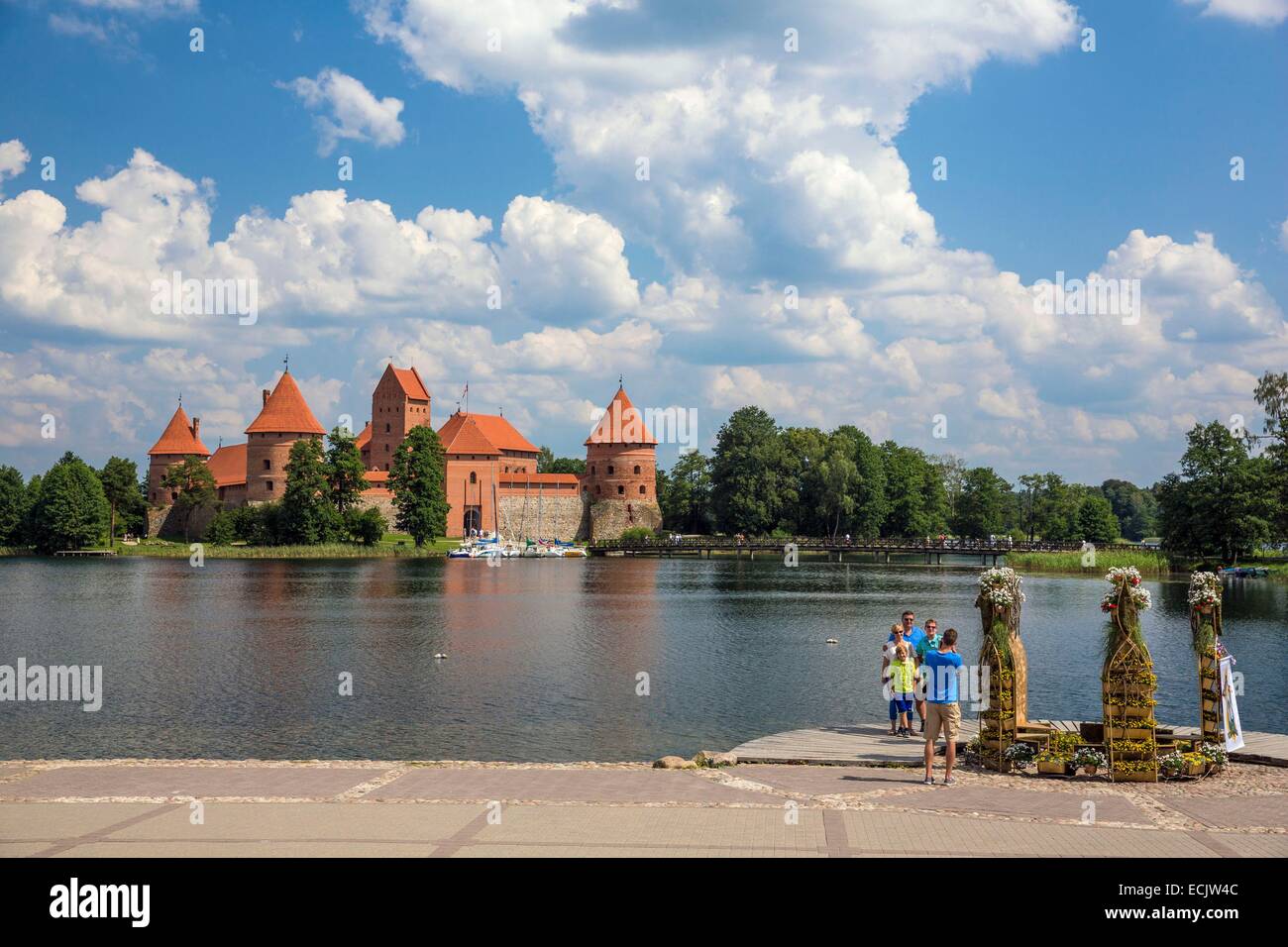 Lithuania (Baltic States), Vilnius County, Trakai Historical National Park, castle of Trakai Island (Salos Pilis) surrounded by Lake Galve Stock Photo