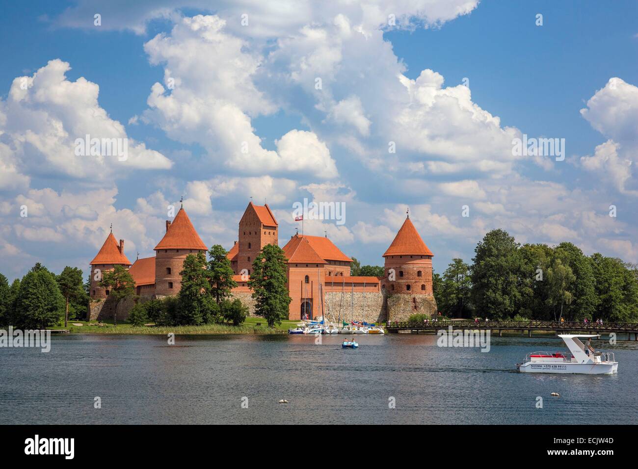 Lithuania (Baltic States), Vilnius County, Trakai Historical National Park, castle of Trakai Island (Salos Pilis) surrounded by Lake Galve Stock Photo