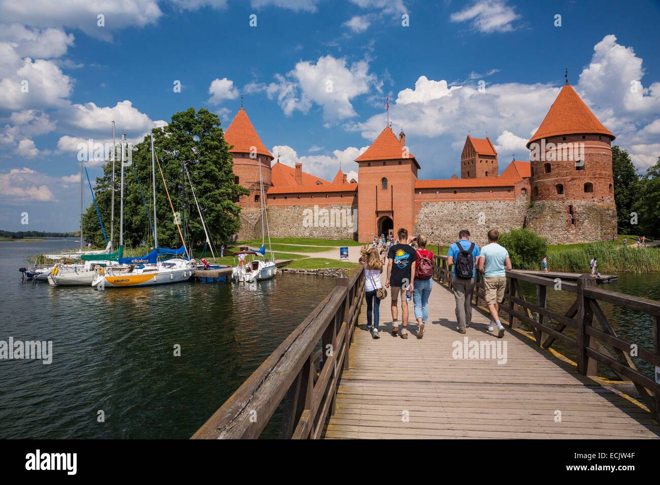 Lithuania (Baltic States), Vilnius County, Trakai Historical National Park, castle of Trakai Island (Salos Pilis) surrounded by Lake Galve Stock Photo
