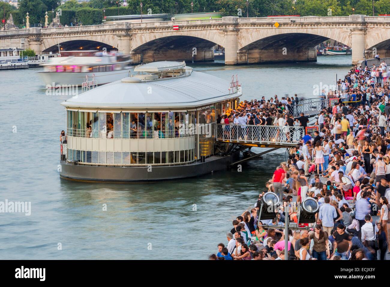 Le Barboteur, a nomadic and free cultural barge in Paris