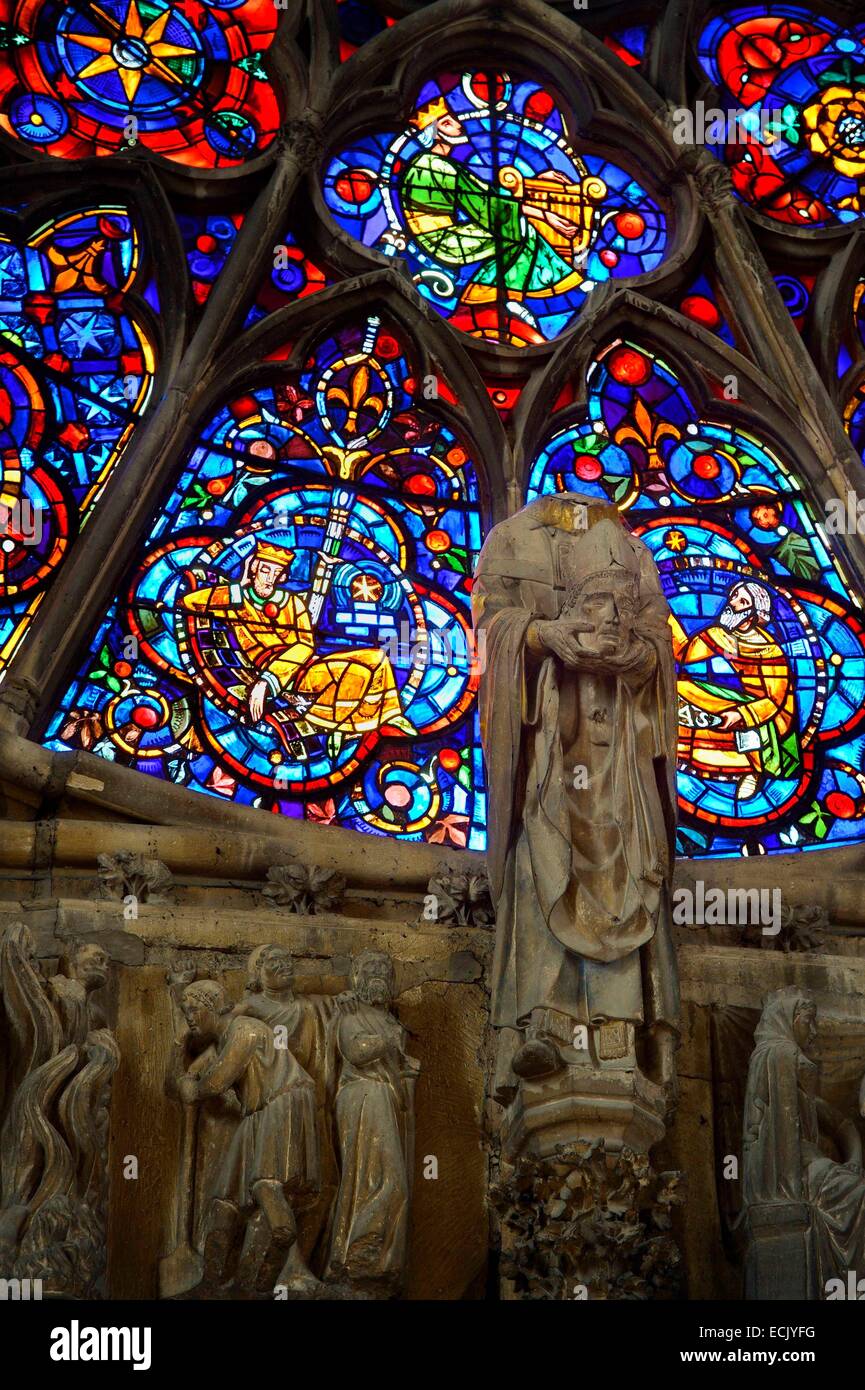 France, Marne, Reims, Notre Dame de Reims cathedral, listed as World Heritage by UNESCO, small rose window at the central portal Reverse of the western façade and the founder bishop Saint Nicaise beheaded in 408 by the Vandals on the doorstep of the cathe Stock Photo