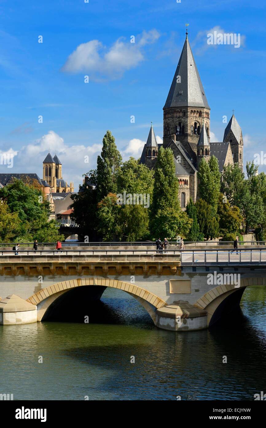 France, Moselle, Metz, Ile du Petit Saulcy, the Temple Neuf also called Eglise des allemands (the New Temple or Church of the Germans) reformed Prostestant Shrine and the Moyen Pont (Middle Bridge) Stock Photo