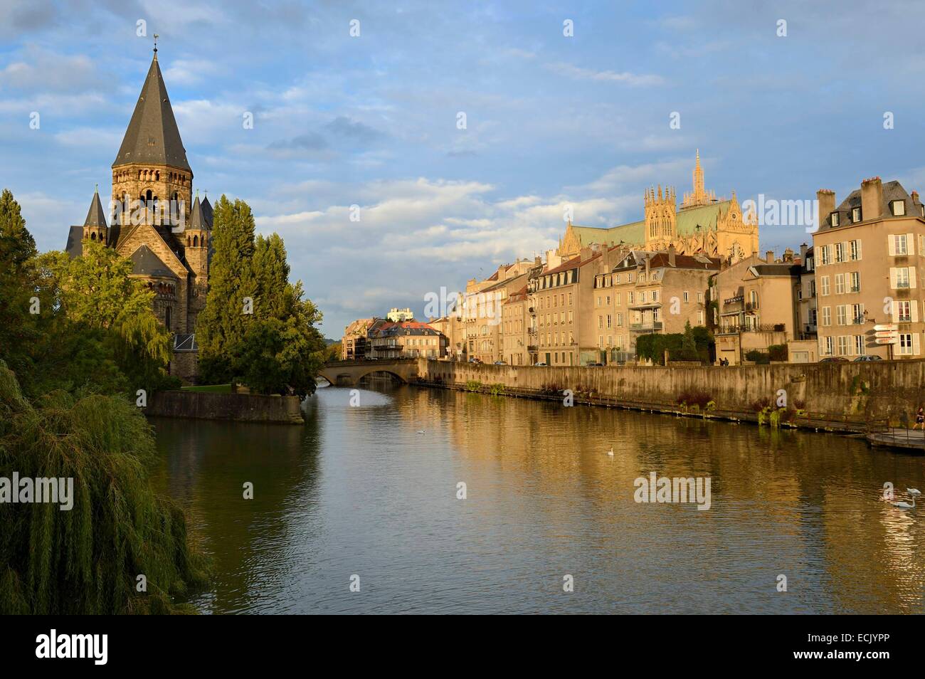 France, Moselle, Metz, Ile du Petit Saulcy, the Temple Neuf also called Eglise des allemands (the New Temple or Church of the Germans) reformed Prostestant Shrine and the canalized River Moselle banks with the Saint Etienne cathedral in the background rig Stock Photo