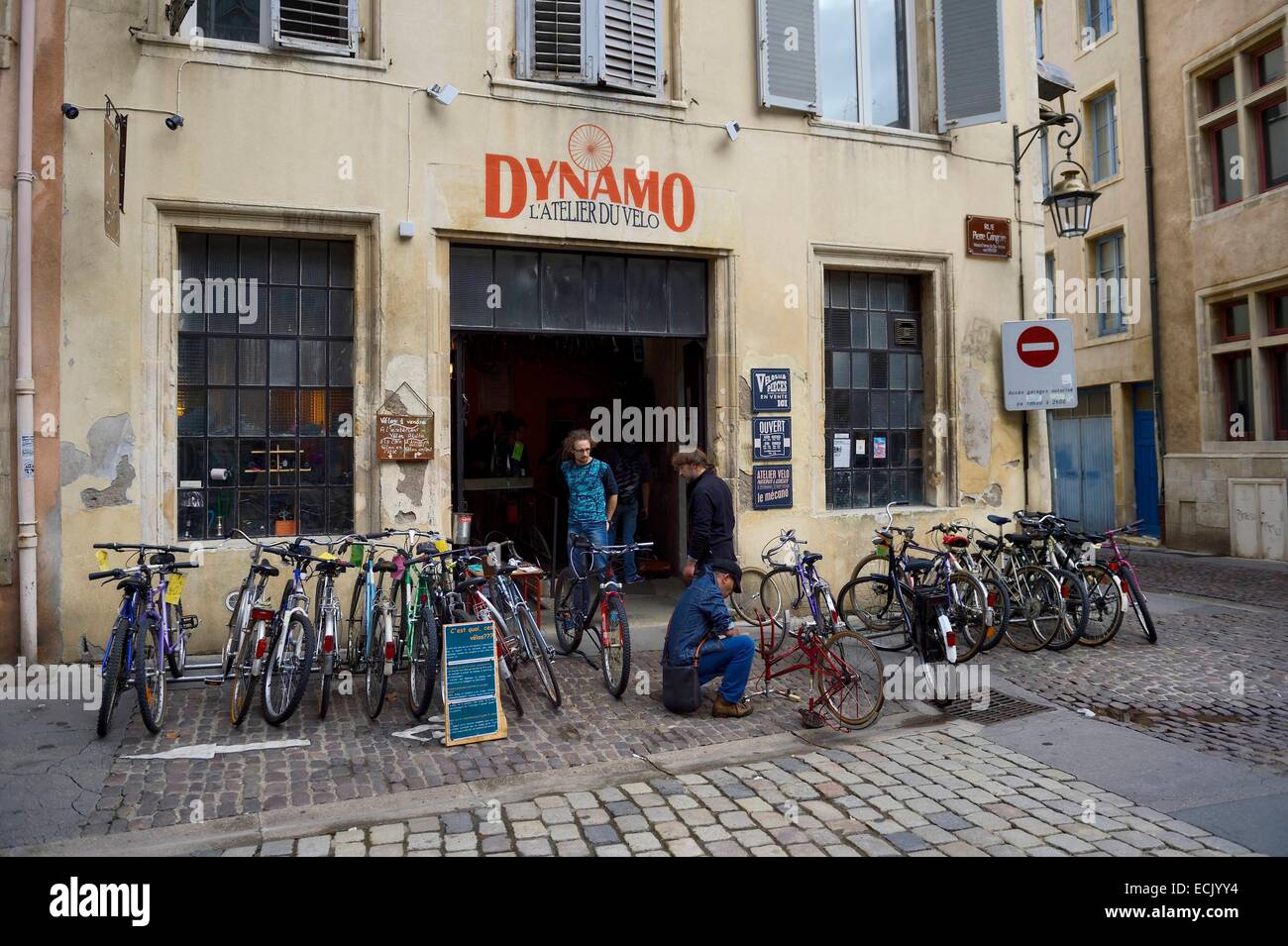 France, Meurthe et Moselle, Nancy, bicycle repairman in rue Pierre Gringoir Stock Photo