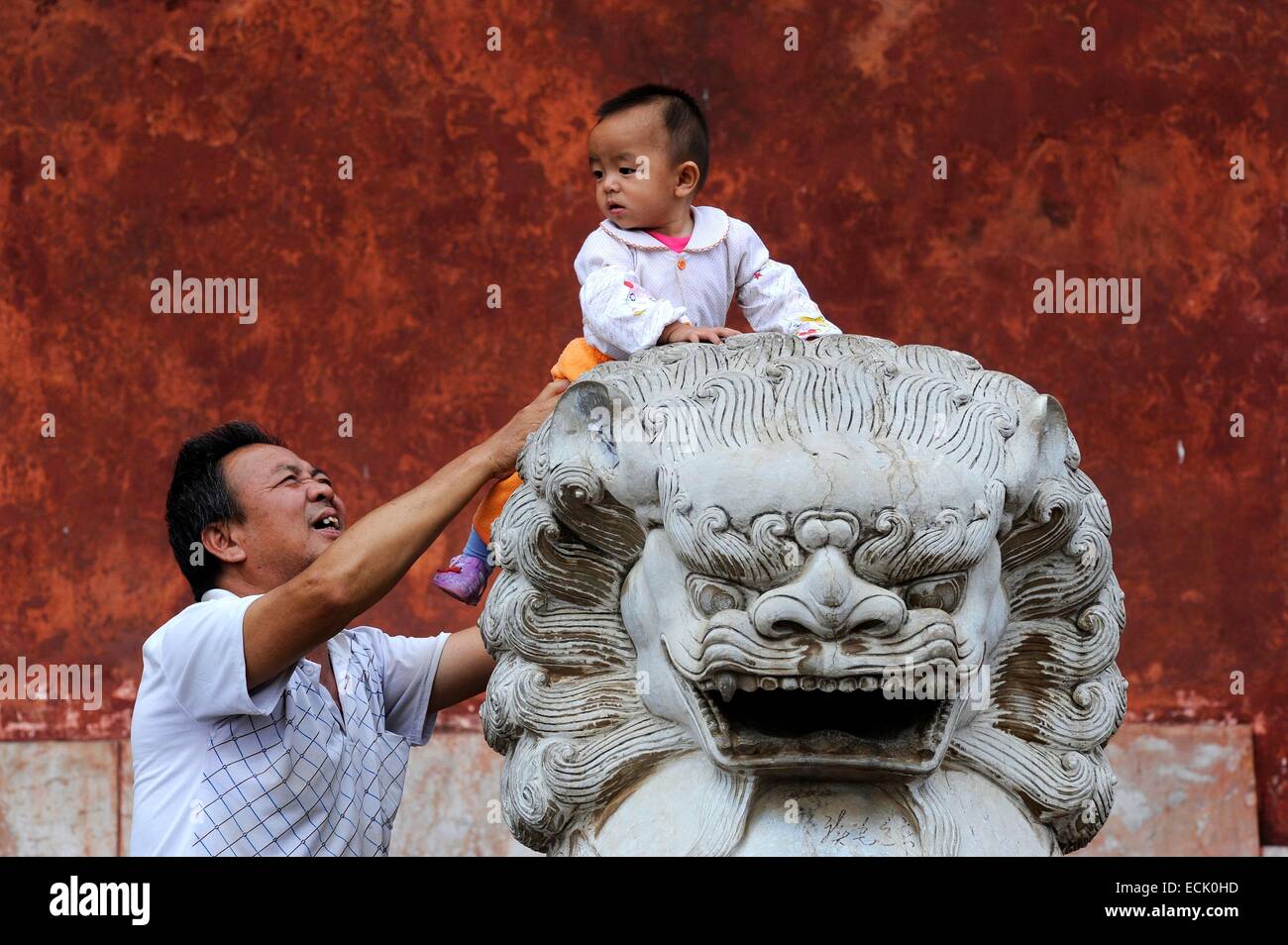 China, Yunnan Province, Jianshui, facing the Sun Tower built in 1389 to guard the entrance of the city, father and daughter Stock Photo