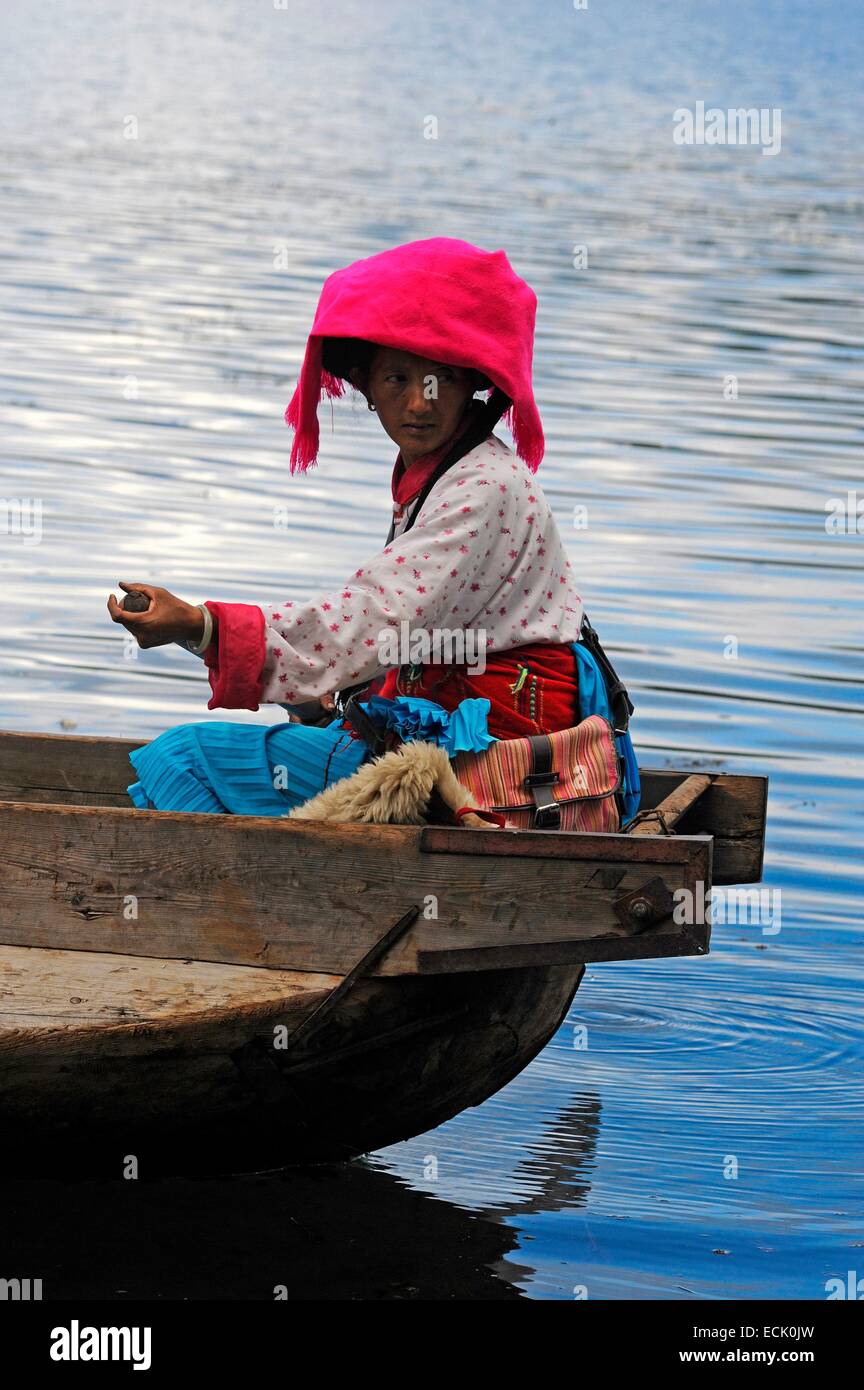 China, Yunnan Province, woman Mosuo (Moso) on the Lugu Lake Stock Photo