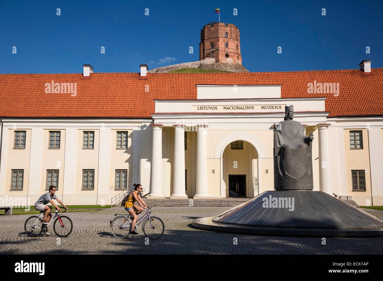 Lithuania (Baltic States), Vilnius, the New Arsenal, historical and ethnographic exhibition in the National Museum, Mindaugas statue, the first King of Lithuania in the 13th century, view of the Gediminas' Tower of the Upper Castle Stock Photo