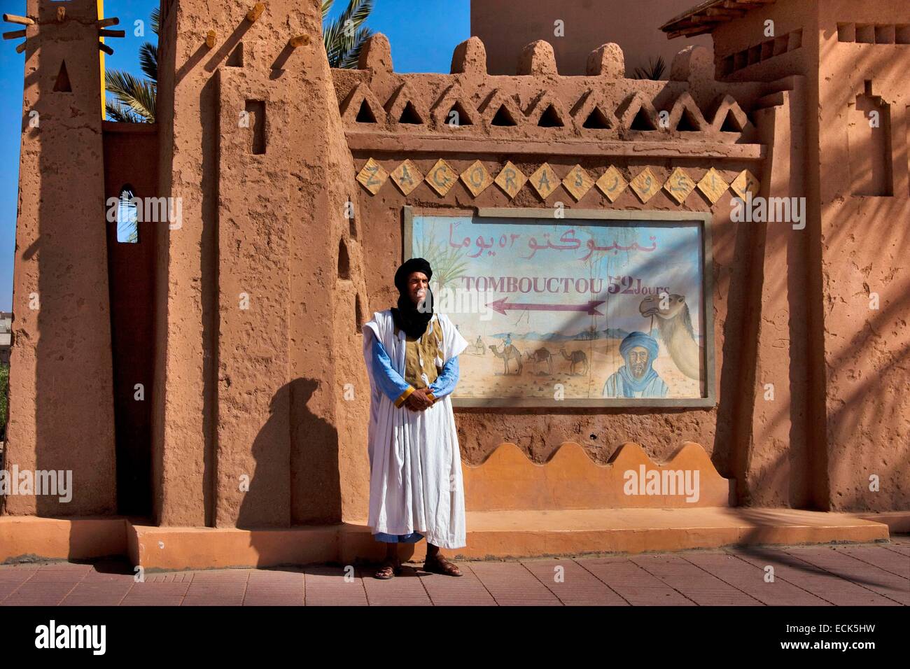 Morocco, Souss Massa Draa region, Zagora, sign indicating the distance towards Timbuktu or Tomboctou, tuareg man Stock Photo