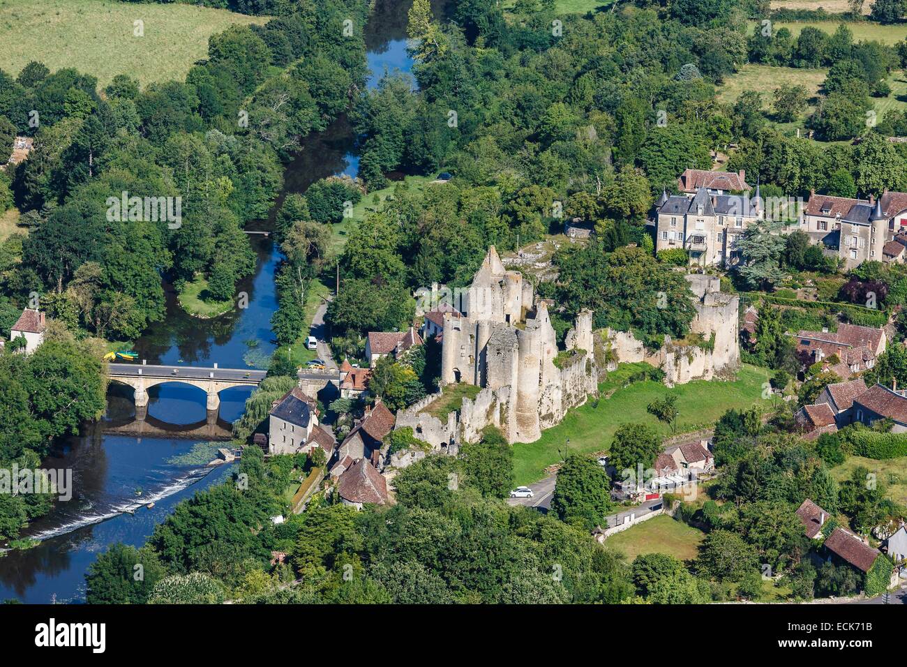 France, Vienne, Angles sur l'Anglin, labelled Les Plus Beaux Villages de France (The MoSaint Beautiful Villages of France), the castle and l'Anglin river (aerial view) Stock Photo